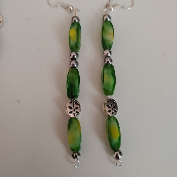 Handcrafted green and yellow glass beaded bracelet - Picture 3 of 3